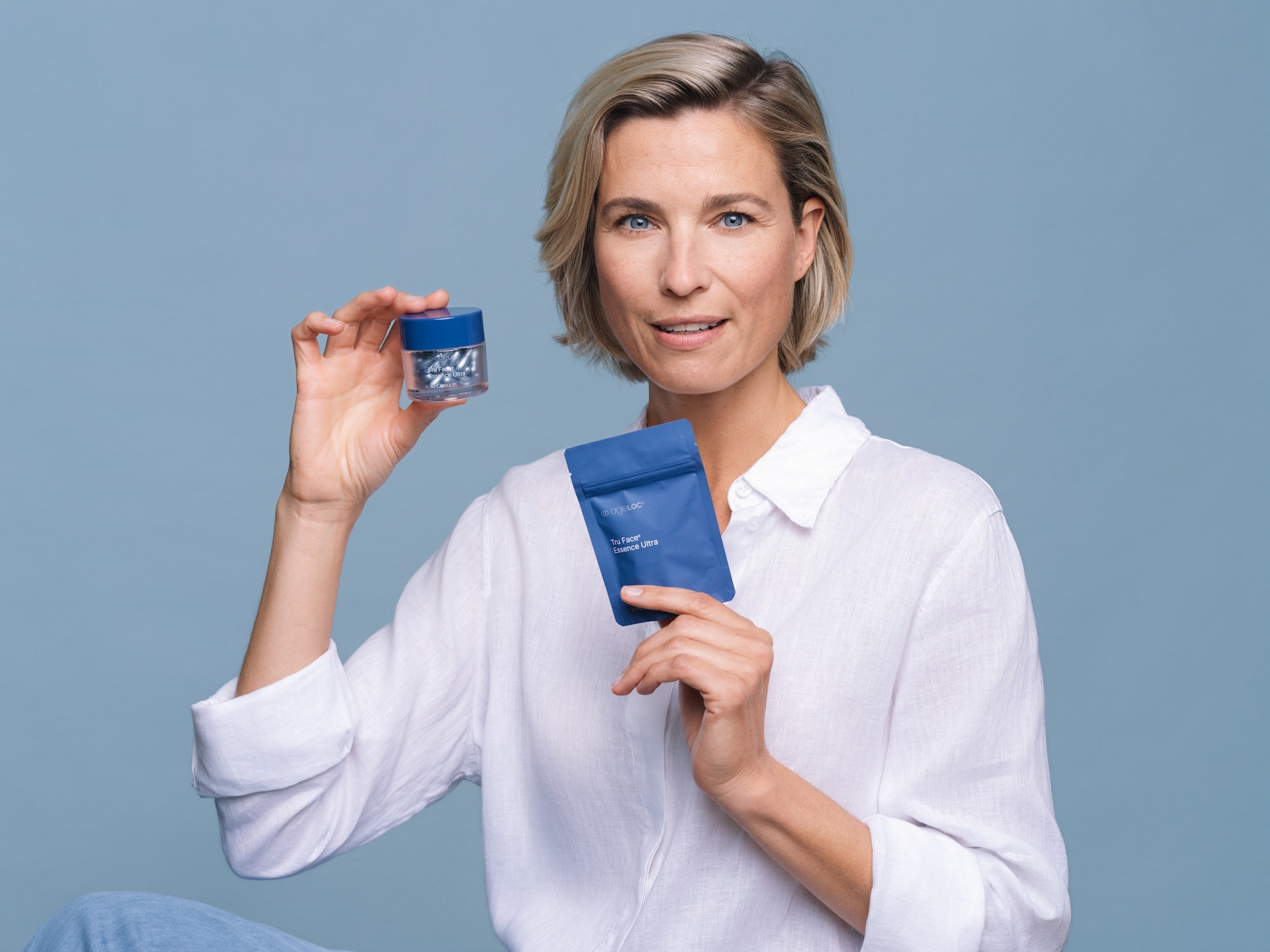 Frau hält Produkte in der Hand.